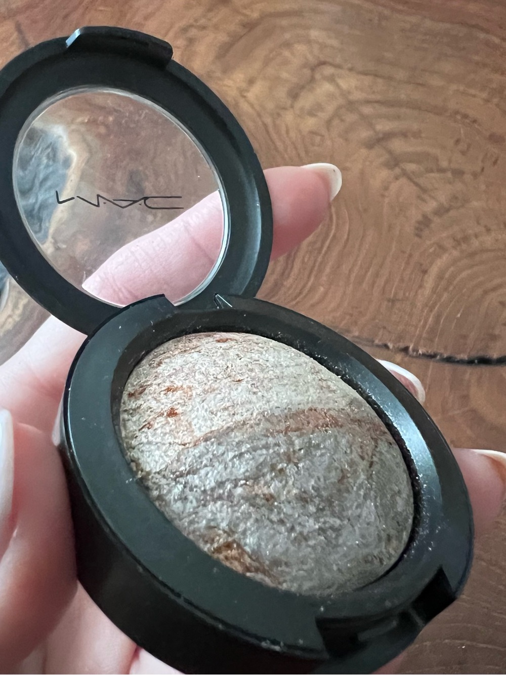 MAC Mineralize Eyeshadow - FAMILY SILVER - Picture 8 of 9